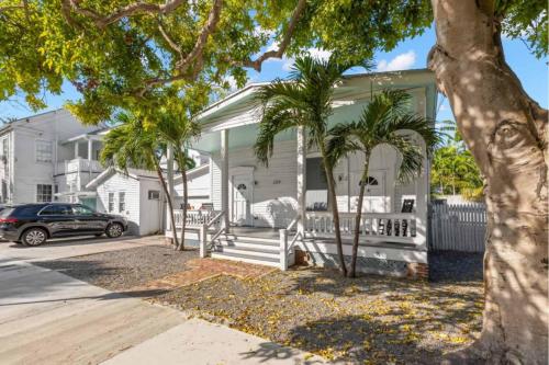 a house with palm trees in front of it at Mesa House, Dos -Unreal Location in Key West