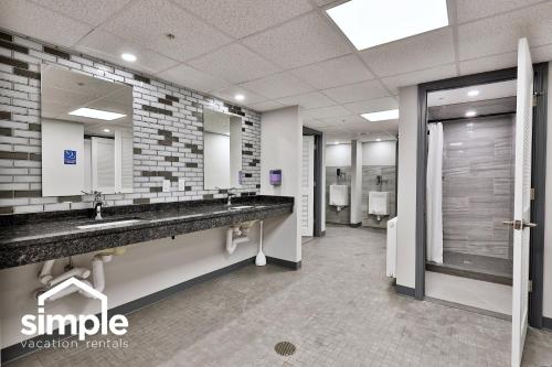 a bathroom with two sinks and a large mirror at The Mountain Green Nook with Views, Shuttle Bus, Pools, Hot Tub, Gym, Ski Shop, Restaurant in Killington