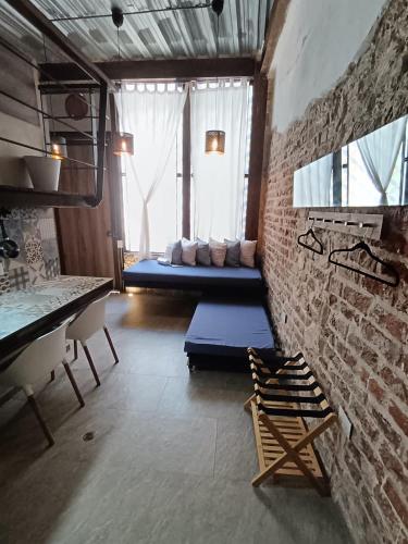 Zimmer mit einem Bett in einer Ziegelwand in der Unterkunft Duplex en Getsemani TWON in Cartagena de Indias