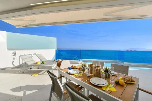 Un comedor con mesa y sillas en Balcon Azul IV by VillaGranCanaria, en Telde