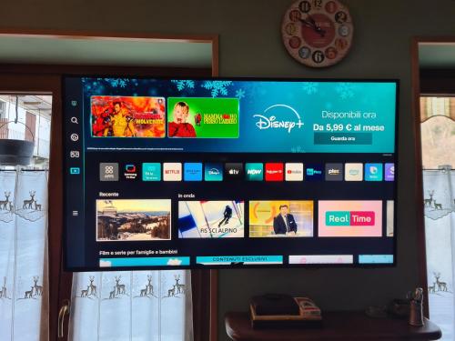 a flat screen tv with a bunch of websites at La Villetta di Oulx in Oulx
