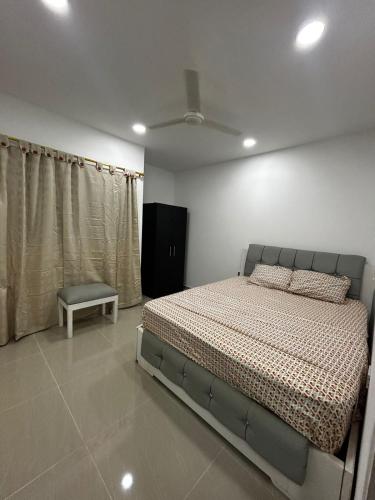 a bedroom with a bed and a chair in it at Casa Cristal Apto x Dia! in Aracataca