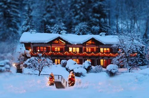 a house covered in christmas lights in the snow at Am Sonnenhang inkl. Chiemgaukarte in Ruhpolding