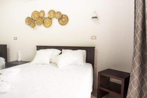 a bedroom with a bed with gold decorations on the wall at Casa DesKanso - La Fortuna in Fortuna