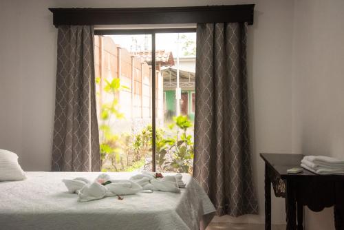 a bedroom with a bed with towels on it at Casa DesKanso - La Fortuna in Fortuna