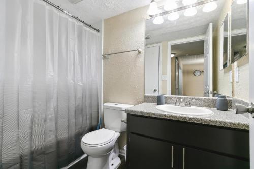 ein Badezimmer mit Toilette, Waschbecken und Spiegel in der Unterkunft Halsten at Vinings 3114 Spacious 1 bed 1 Bath in Atlanta