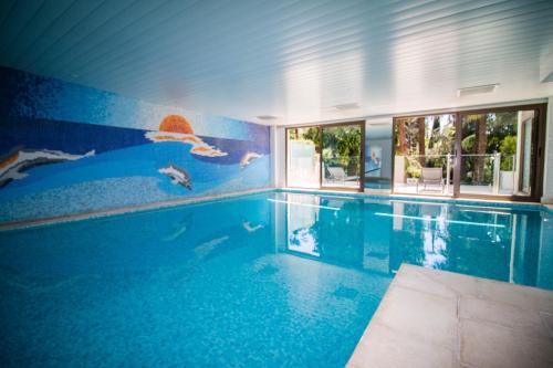 - une piscine avec une fresque murale dans l'établissement Calme absolu, élégant et arboré avec piscine, à Cannes
