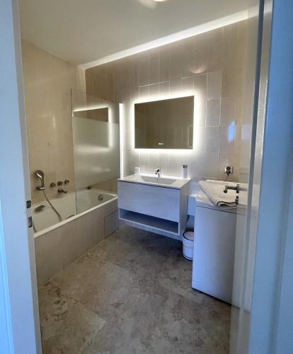 une salle de bain avec un lavabo, une baignoire et des toilettes dans l'établissement Parc - 4 pers 60m2 - Piscine - Climatisé, à Cannes