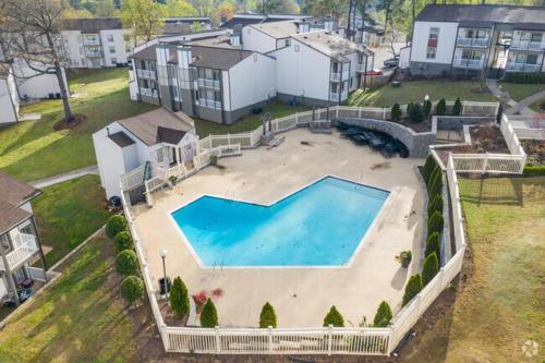 eine Luftaufnahme eines großen Swimmingpools in einem Haus in der Unterkunft Halsten at Vinings 3406 Spacious 1 Bed 1 Bath in Atlanta