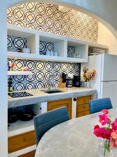 Kuchyň nebo kuchyňský kout v ubytování Quinta del Encanto Casita Marroc or Casita Diego
