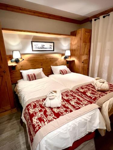 - 2 lits dans une chambre avec 2 sacs dans l'établissement Arc 1950 - Chalet des Lys - appt Luxe 4 pers, à Arc 1950