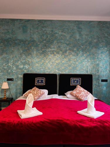 Una cama o camas en una habitación de MICHELE Hotel