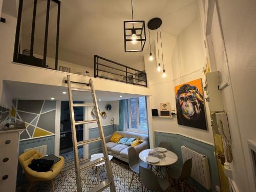 une chambre avec des lits superposés et un salon dans l'établissement Le Némo - Proche de la Gare, à Amiens