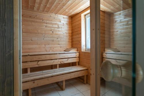 sauna z drewnianymi ścianami i oknem w obiekcie Villa Castagna near the Sea with Private Pool and Sauna w mieście Premantura
