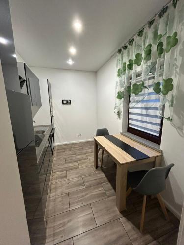 a dining room with a table and a window at Schöne 2 Zimmer Ferienwohnung mit WLAN Direkt an der Autobahn in Achim