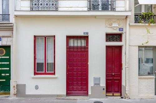 Eiffel Tower - Typical Parisian duplex & private patio next to Rue Cler