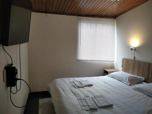 Postel nebo postele na pokoji v ubytování Cuarto Cama King Smart TV en apartamento atico Tunja