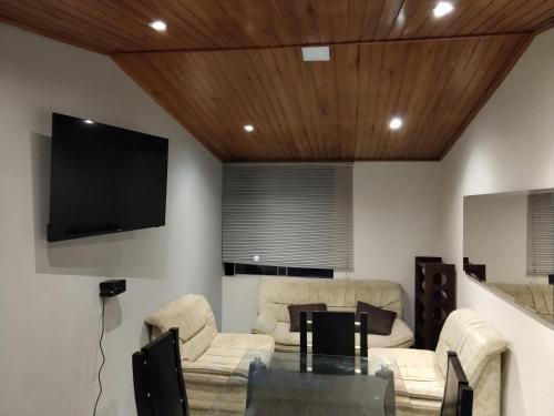 TV a/nebo společenská místnost v ubytování Cuarto Cama King Smart TV en apartamento atico Tunja