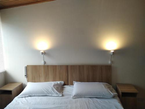 Postel nebo postele na pokoji v ubytování Cuarto Cama King Smart TV en apartamento atico Tunja