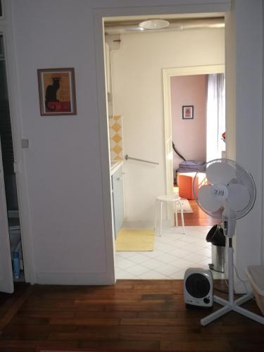 une vue d'une pièce avec un ventilateur dans une pièce dans l'établissement Appartement calme Paris XXeme, à Paris
