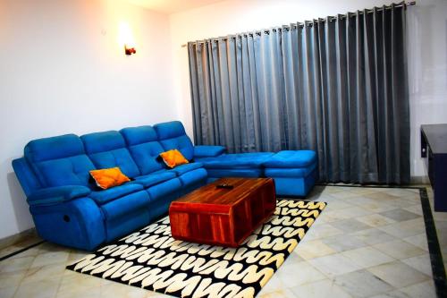 Posezení v ubytování Entire 3BHK Duplex Villa Golf Course Road