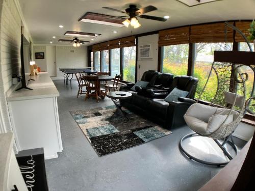 デントンにあるComfortable Quiet Retreat In Convenient Locationのソファと椅子とテーブルのあるリビングルーム