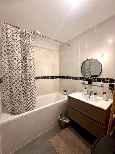 Ένα μπάνιο στο Charming and Cosy Place 2 rooms 3 beds