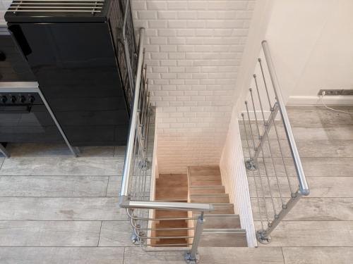 - un escalier avec rampe en métal dans l'établissement Duplex and private patio at Eiffel Tower, à Paris