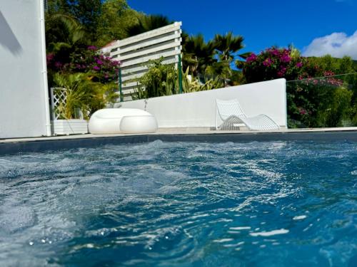 Bazén v ubytování Sunset Beach - Villa Créole 5 étoiles 4 Chambres avec piscine face au coucher de soleil et à la réserve Cousteau nebo v jeho okolí