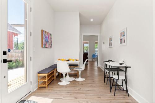 サンアントニオにあるStylish Home Nr Dt, Alamo, River Walk Games Wifiの白い壁のダイニングルーム(テーブル、椅子付)
