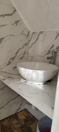 a white sink on a counter in a bathroom at CASA BELINDA in Santiago Atitlán