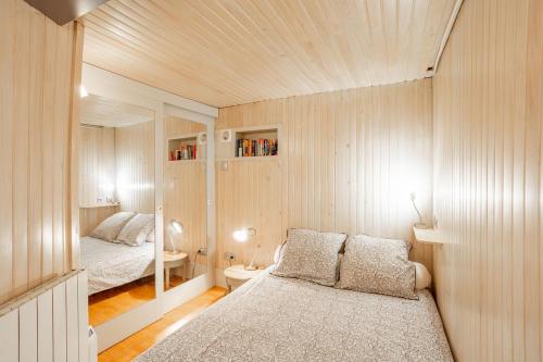 une petite chambre avec un lit et des toilettes dans l'établissement Duplex and private patio at Eiffel Tower, à Paris