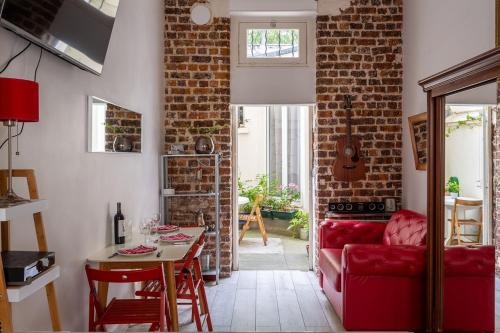 Eiffel Tower - Typical Parisian duplex & private patio next to Rue Cler