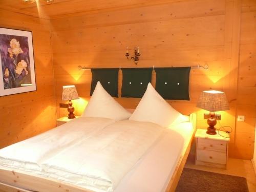 Tempat tidur dalam kamar di Chalet Tannheimer Tal