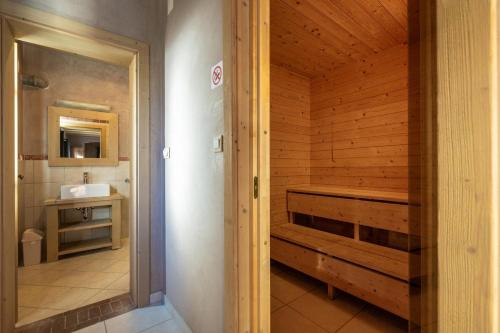 Koupelna v ubytování Villa Bellavista with 8 Bedrooms, Private Pool and Sauna