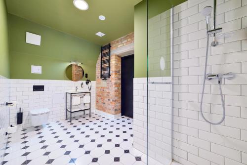 a bathroom with a shower and a sink at ARCHE Dwór Uphagena Gdańsk in Gdańsk