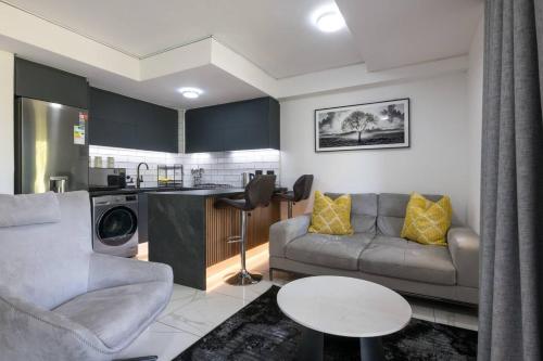 Η κουζίνα ή μικρή κουζίνα στο Stylish and Slick Sibaya E214 with Inverter