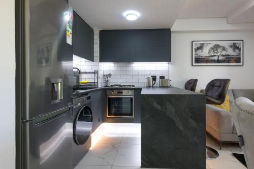Η κουζίνα ή μικρή κουζίνα στο Stylish and Slick Sibaya E214 with Inverter