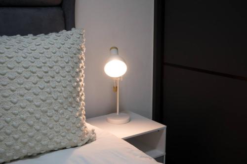 Ένα ή περισσότερα κρεβάτια σε δωμάτιο στο Stylish and Slick Sibaya E214 with Inverter