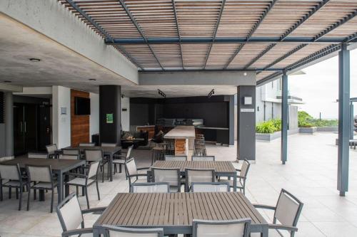 Μια τηλεόραση ή/και κέντρο ψυχαγωγίας στο Stylish and Slick Sibaya E214 with Inverter