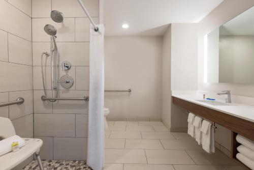 Ванная комната в Holiday Inn Express Hotel & Suites Opelika Auburn by IHG