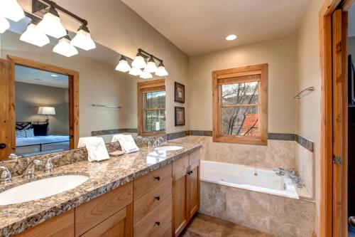Koupelna v ubytování KBM Resorts Stunning Private Home w Hot Tub and Fire Pit PNF-860