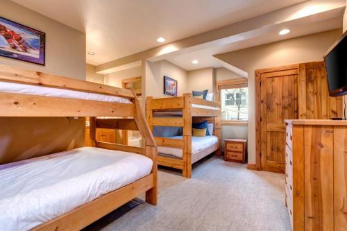 Postel nebo postele na pokoji v ubytování KBM Resorts Stunning Private Home w Hot Tub and Fire Pit PNF-860