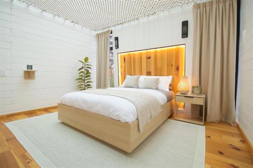 a bedroom with a large bed in a room at Cabin Box Huasca in Huasca de Ocampo