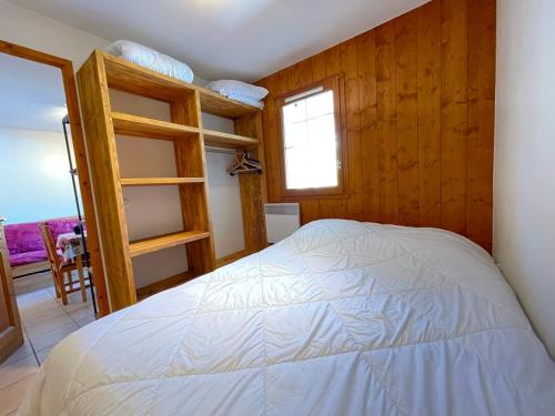 une chambre avec un lit et une fenêtre dans l'établissement Appartement cosy au pied des pistes avec balcon - FR-1-505-220, à Flumet