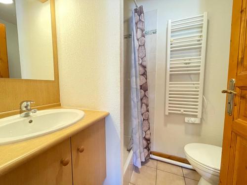 une salle de bain avec un lavabo et des toilettes dans l'établissement Appartement cosy au pied des pistes avec balcon - FR-1-505-220, à Flumet
