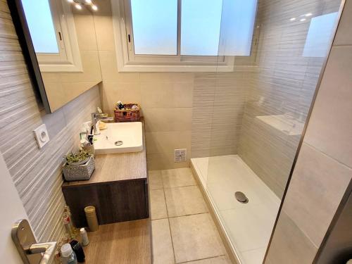 une petite salle de bain avec un lavabo et une douche dans l'établissement T3 climatisé avec parking et Wi-Fi à 600 m des plages - FR-1-316-341, à Six-Fours-les-Plages