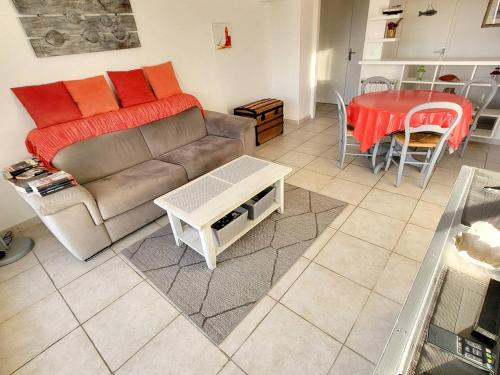 un salon avec un canapé et une table dans l'établissement T3 climatisé avec parking et Wi-Fi à 600 m des plages - FR-1-316-341, à Six-Fours-les-Plages