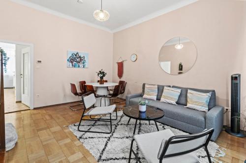 ein Wohnzimmer mit Sofa und Tisch in der Unterkunft Spacious 2 Bedroom I 2 Minutes to Metro and Train Station in Wien