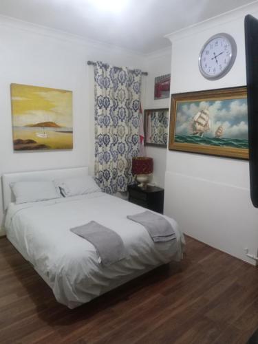 En eller flere senge i et værelse på Three double Bedrooms with share bathroom at La Belle Meuniere Leicester